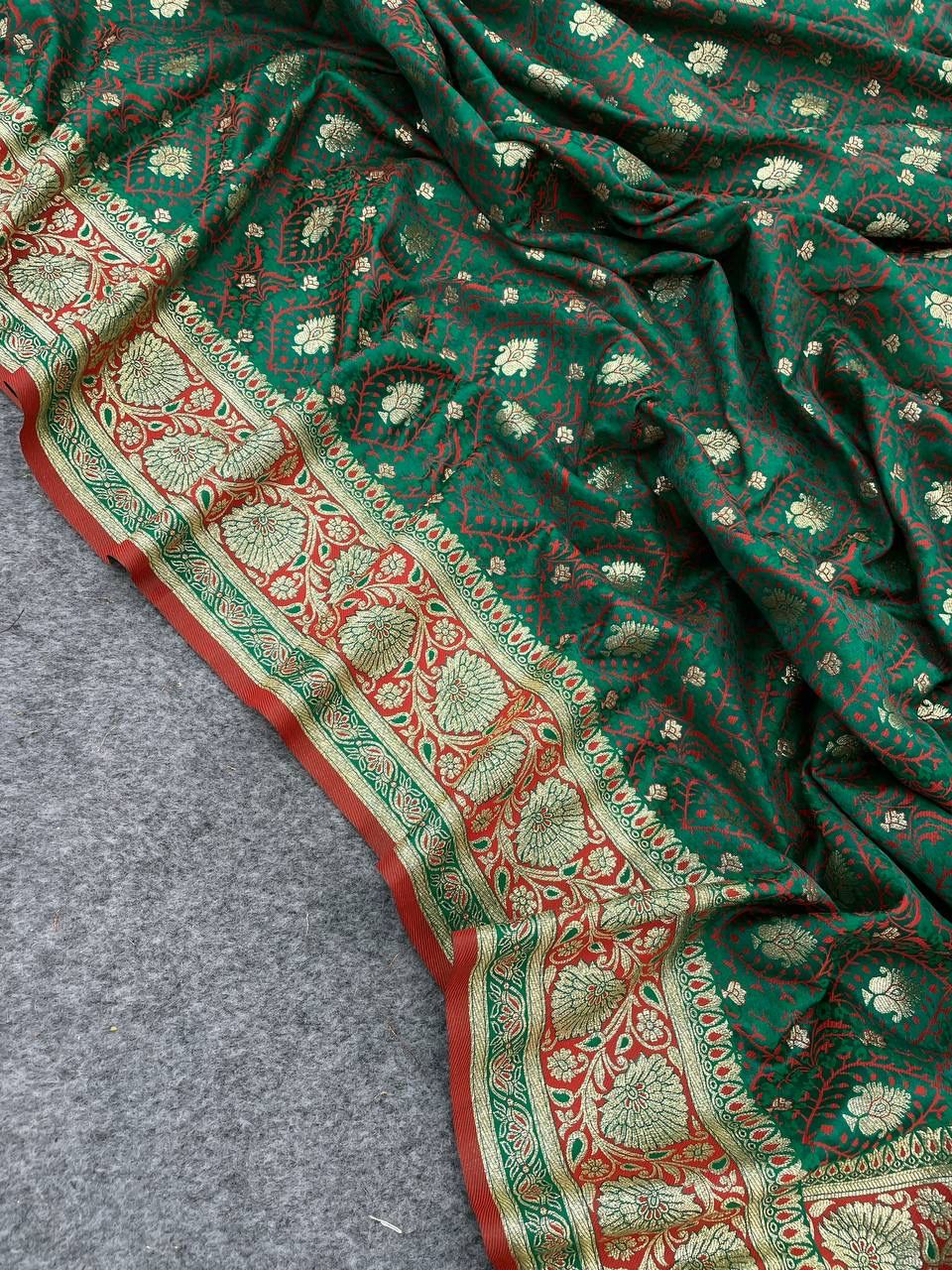 Easy on the eyes Dark Green Soft Banarasi Silk Saree With Glamorous Blouse Piece