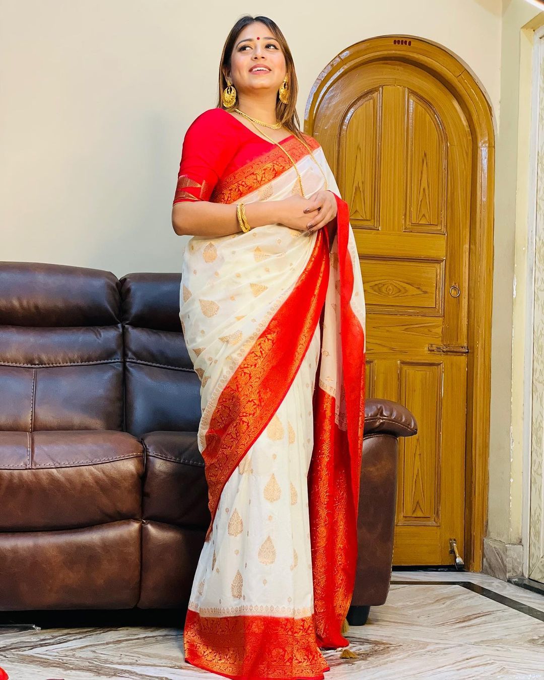 Comely White Soft Silk Saree with Enticing Blouse Piece