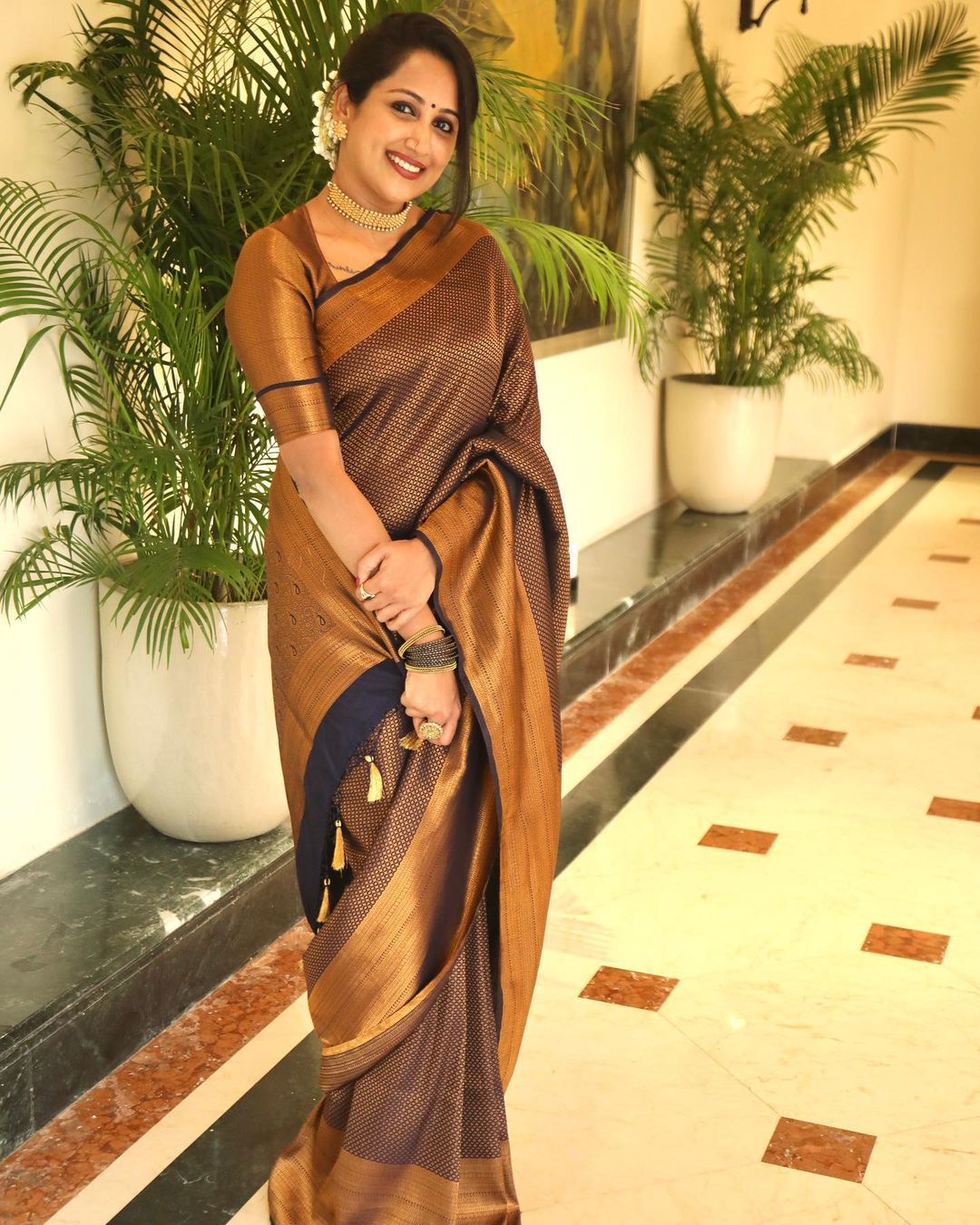 Ebullience Black Soft Silk Saree with Engrossing Blouse Piece