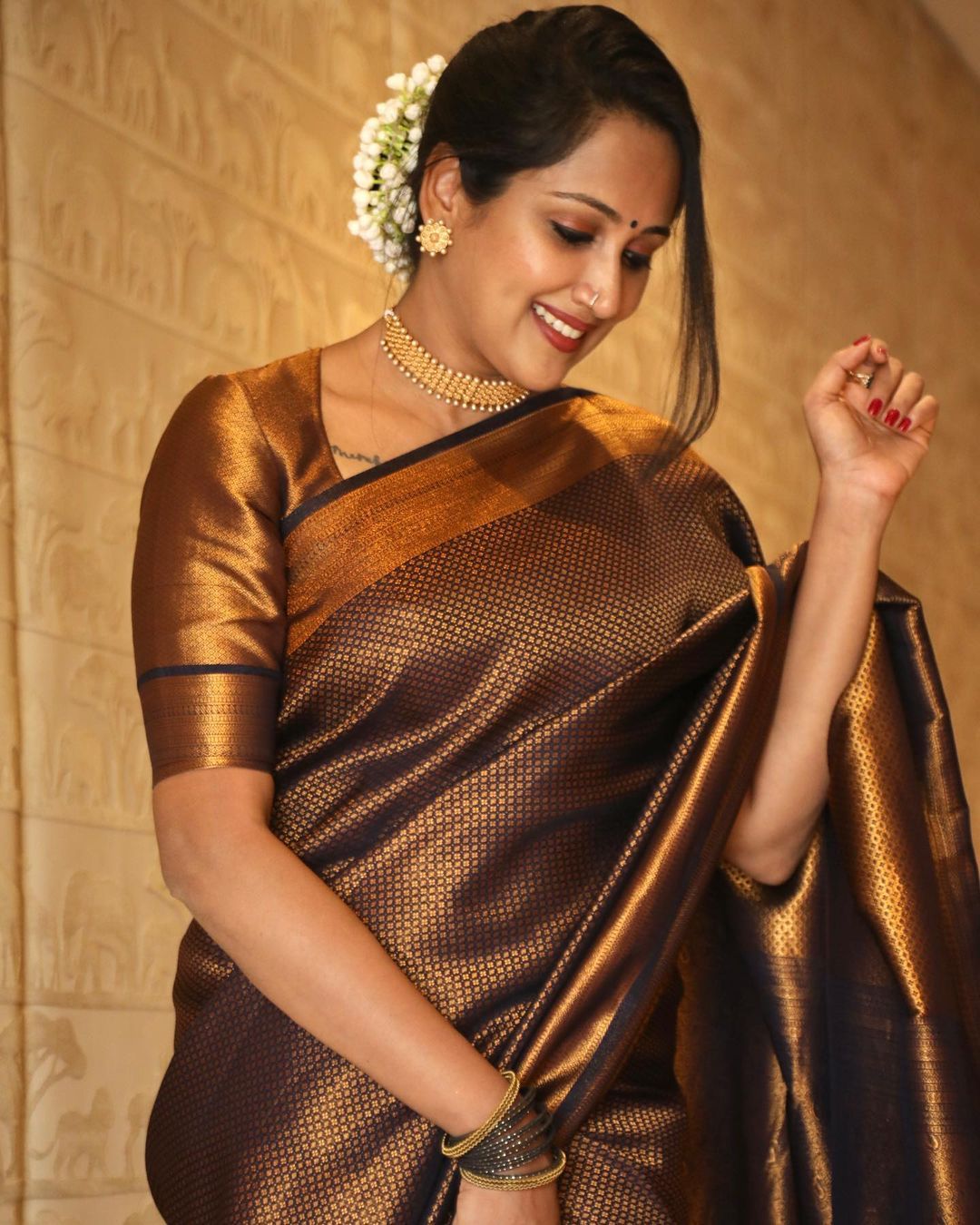 Ebullience Black Soft Silk Saree with Engrossing Blouse Piece