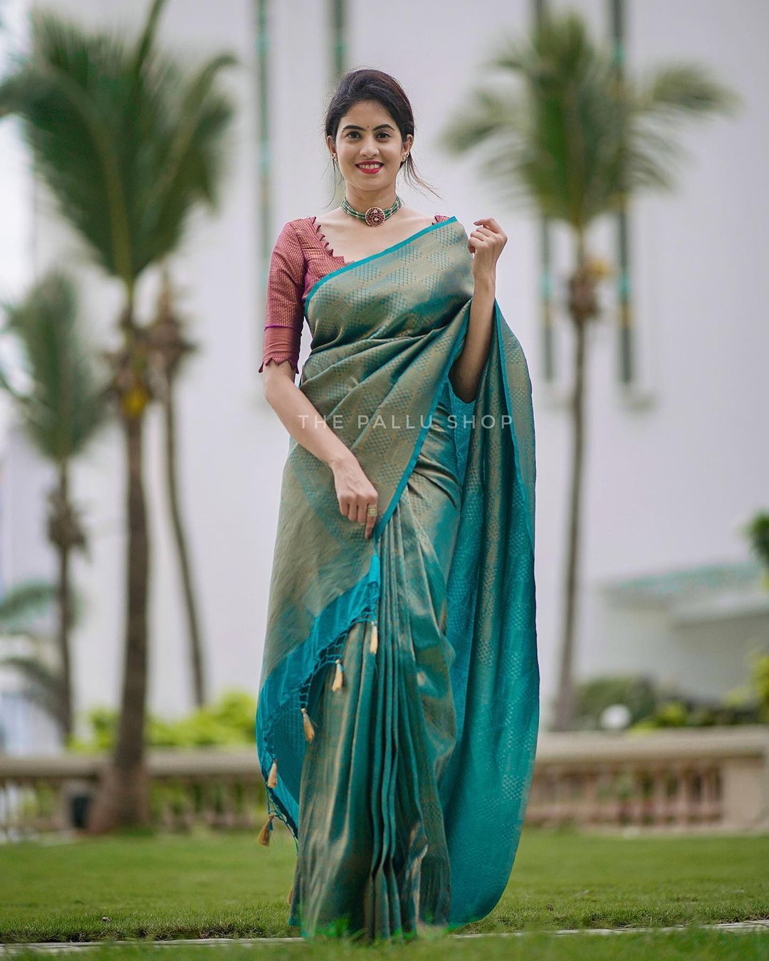 Beguiling Rama Soft Silk Saree with Impressive Blouse Piece