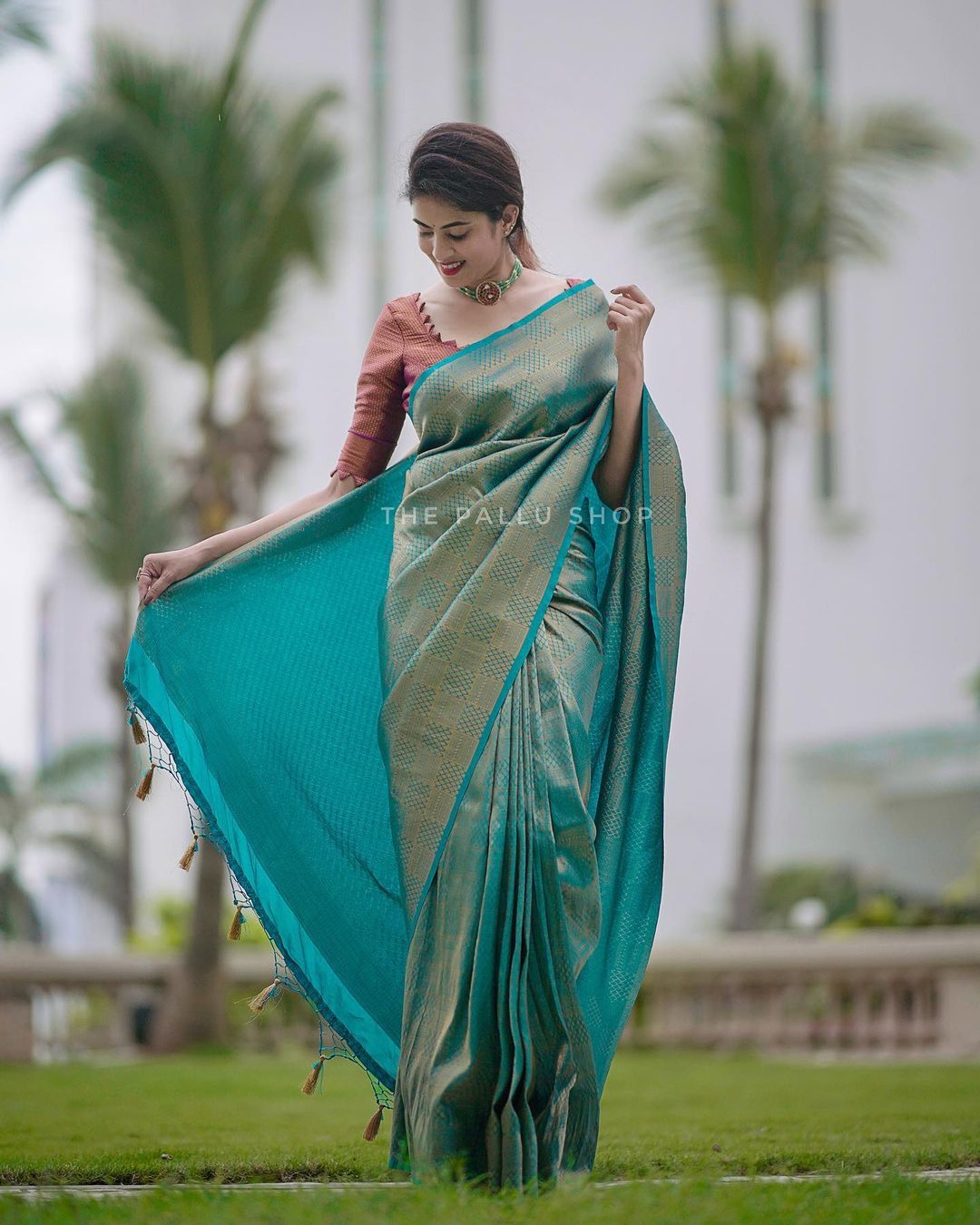 Beguiling Rama Soft Silk Saree with Impressive Blouse Piece