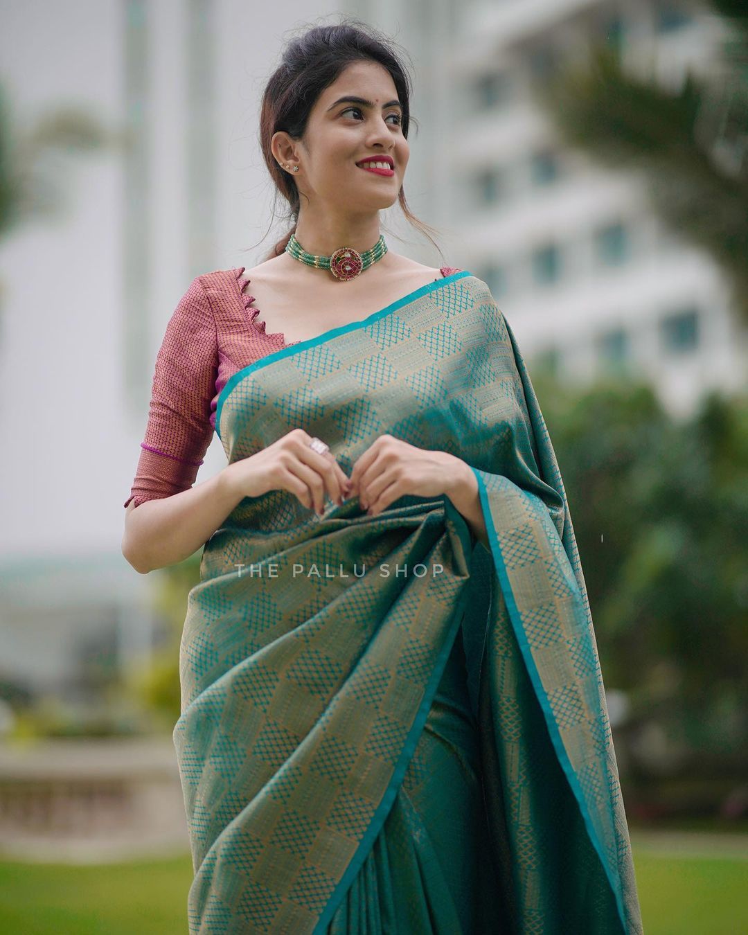 Beguiling Rama Soft Silk Saree with Impressive Blouse Piece