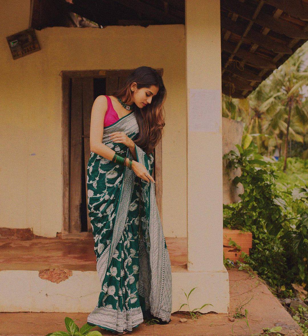 Flamboyant Green Soft Silk Saree With Eloquence Blouse Piece