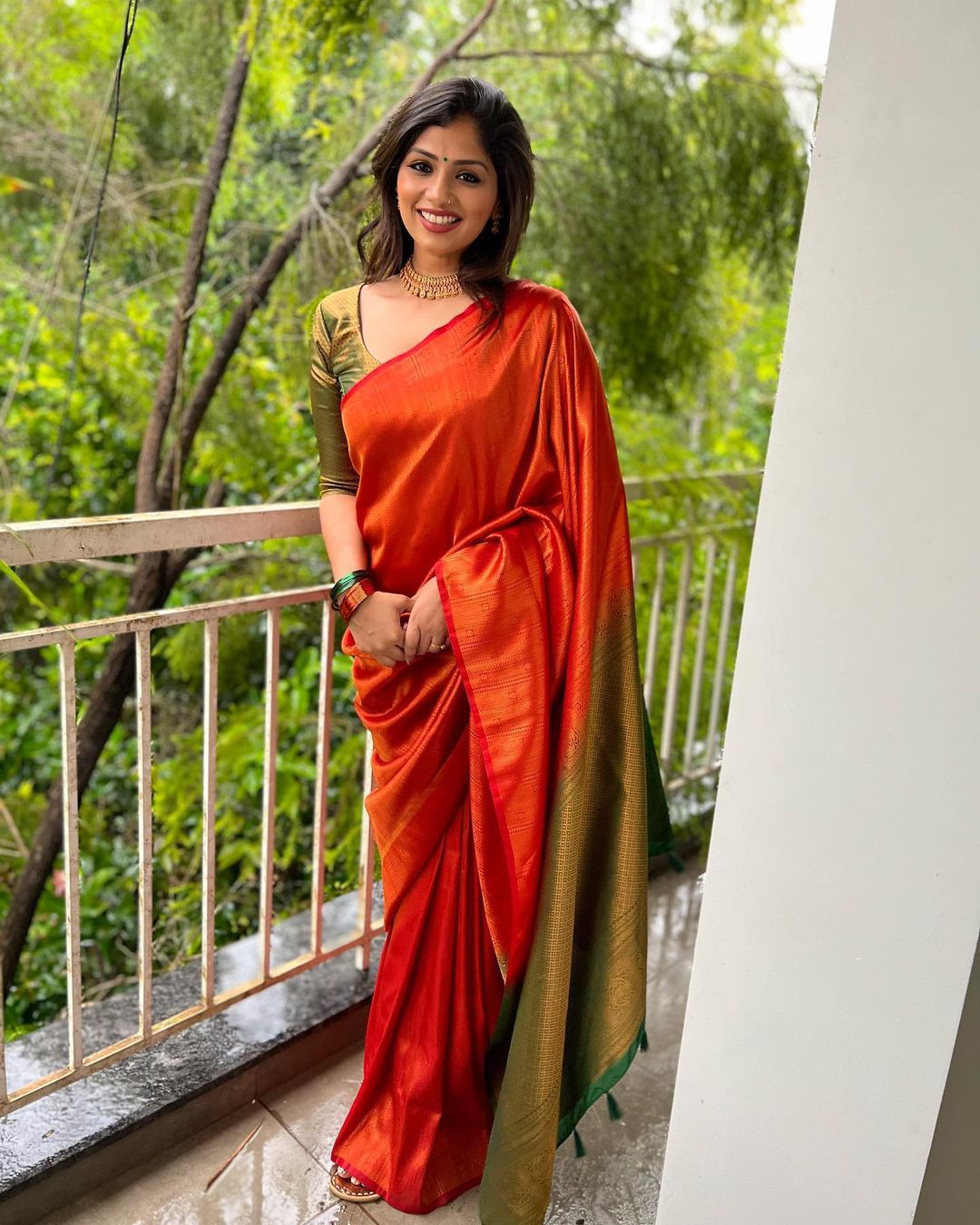 Enthralling Red Soft Silk Saree with Surpassing Blouse Piece