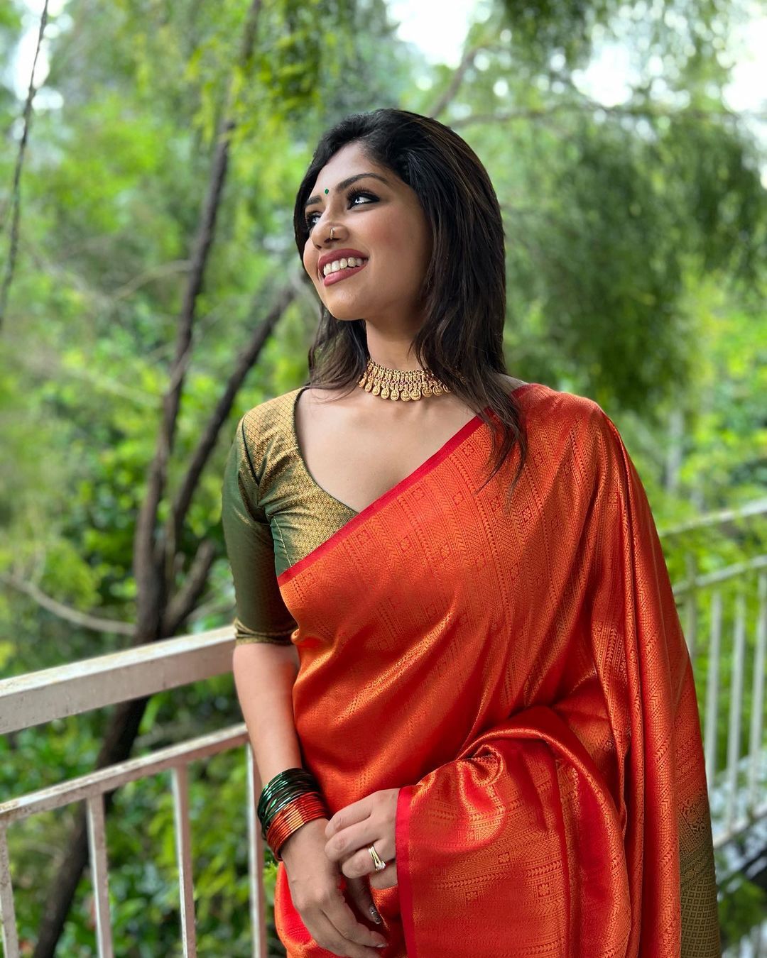 Enthralling Red Soft Silk Saree with Surpassing Blouse Piece