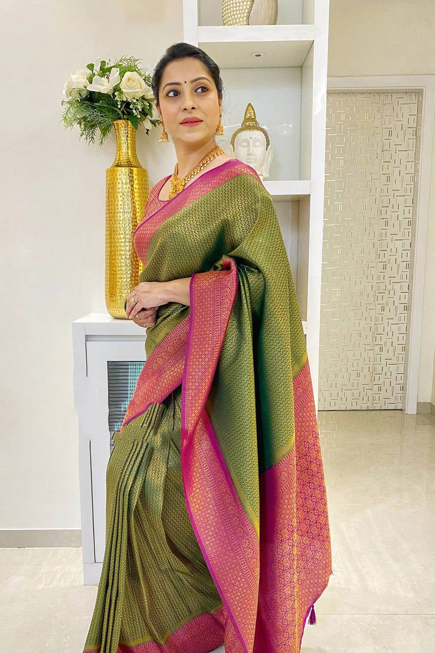 Unique Green Soft Silk Saree With Ravishing Blouse Piece