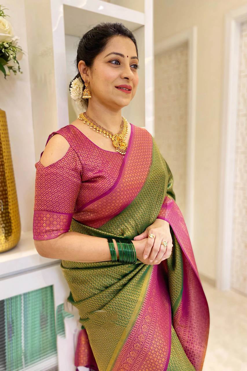 Unique Green Soft Silk Saree With Ravishing Blouse Piece