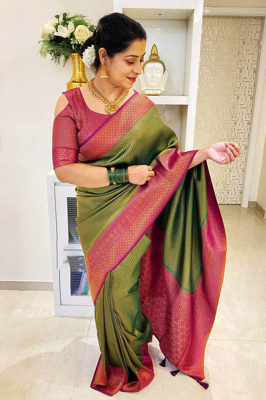 Unique Green Soft Silk Saree With Ravishing Blouse Piece