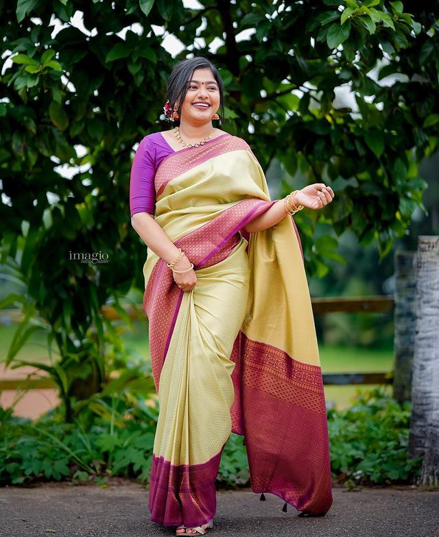 Susurrous Sea Green Soft Silk Saree With Diaphanous Blouse Piece