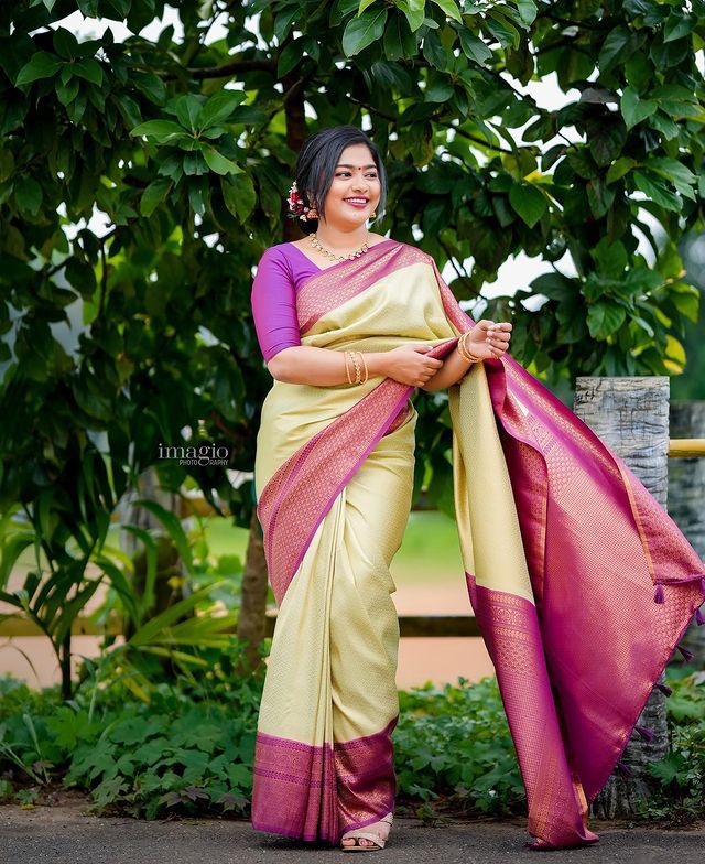 Susurrous Sea Green Soft Silk Saree With Diaphanous Blouse Piece