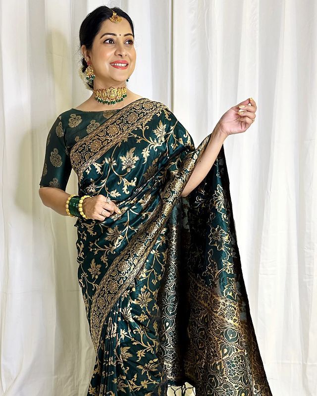 Sempiternal Dark Green Soft Silk Saree With Charismatic Blouse Piece