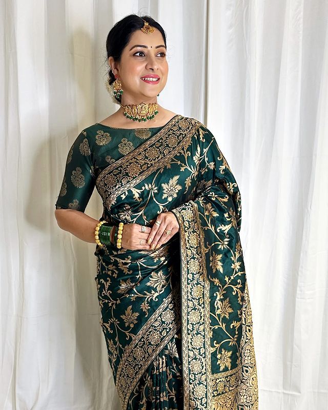 Sempiternal Dark Green Soft Silk Saree With Charismatic Blouse Piece