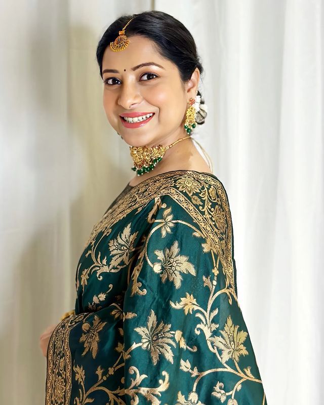 Sempiternal Dark Green Soft Silk Saree With Charismatic Blouse Piece