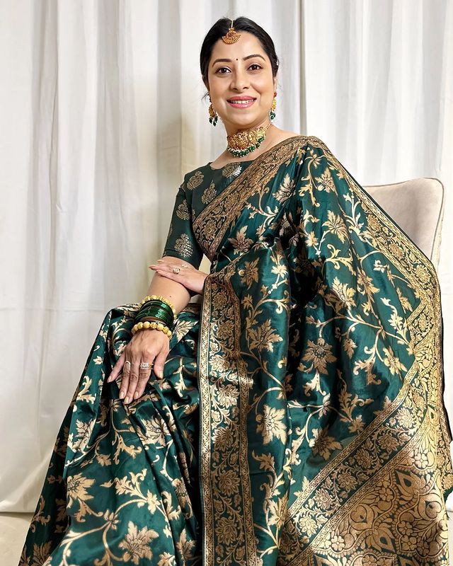 Sempiternal Dark Green Soft Silk Saree With Charismatic Blouse Piece