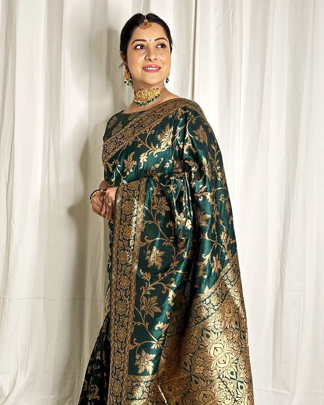 Sempiternal Dark Green Soft Silk Saree With Charismatic Blouse Piece