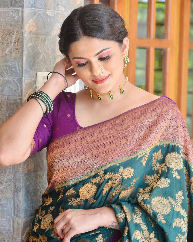 Surpassing Rama Soft Silk Saree With Evanescent Blouse Piece