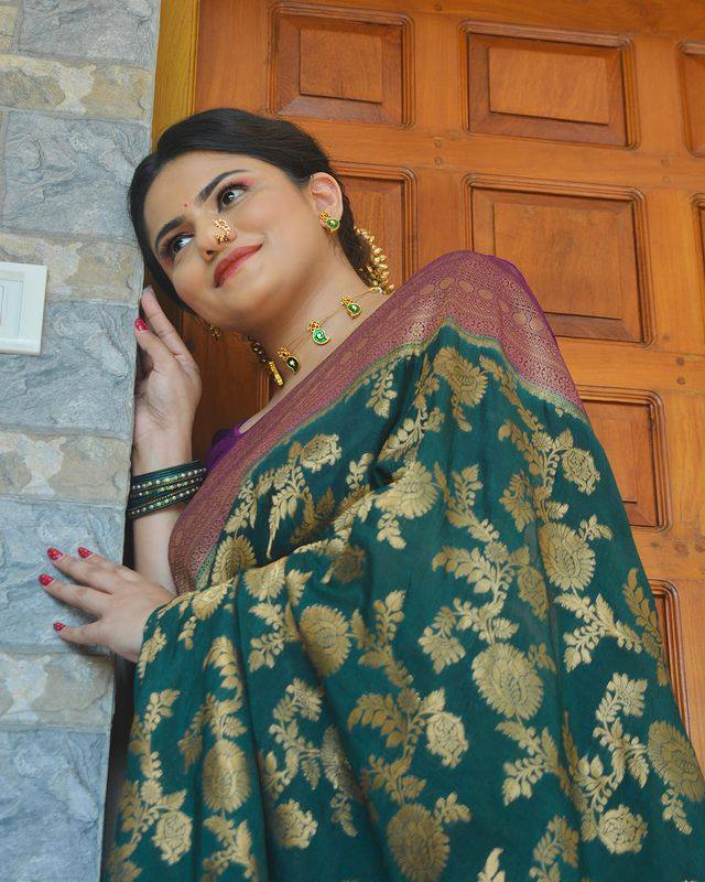 Surpassing Rama Soft Silk Saree With Evanescent Blouse Piece