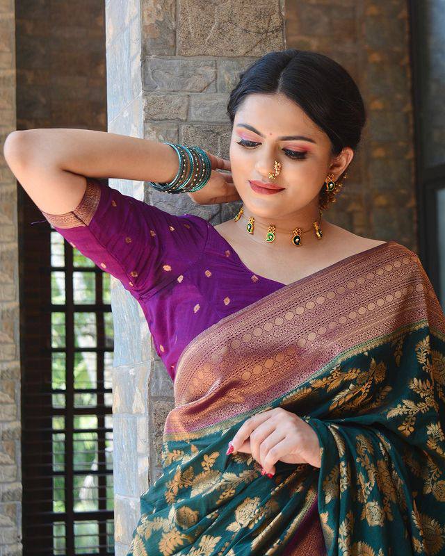 Surpassing Rama Soft Silk Saree With Evanescent Blouse Piece