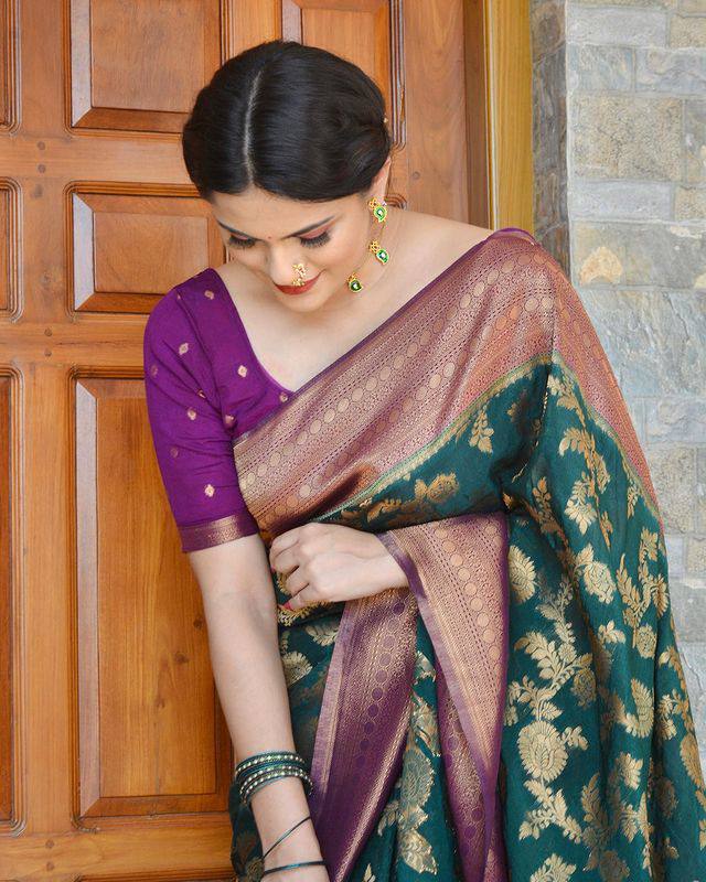 Surpassing Rama Soft Silk Saree With Evanescent Blouse Piece