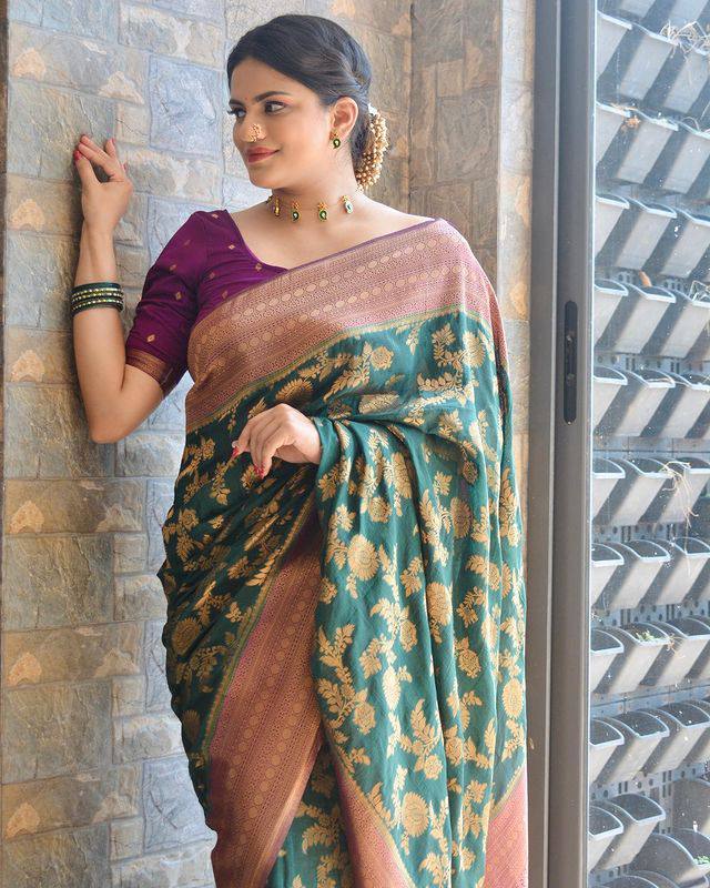 Surpassing Rama Soft Silk Saree With Evanescent Blouse Piece