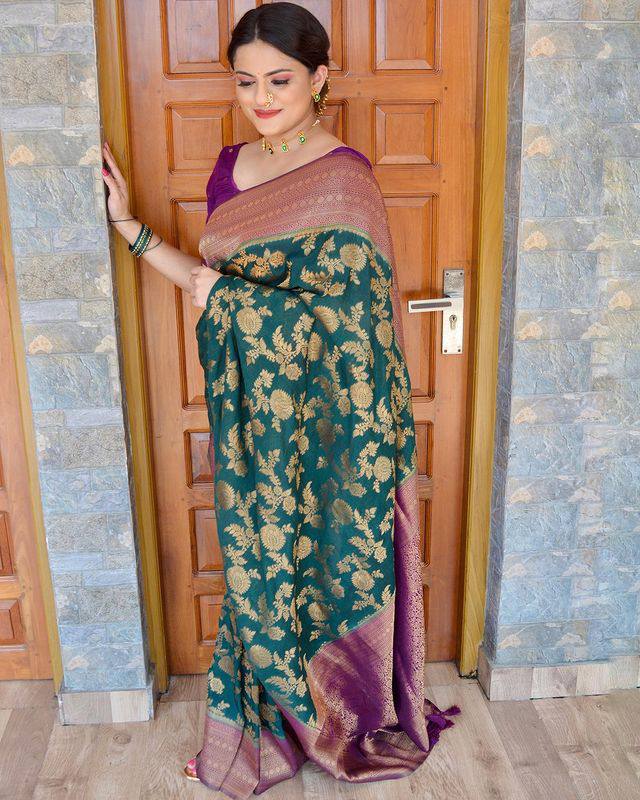 Surpassing Rama Soft Silk Saree With Evanescent Blouse Piece