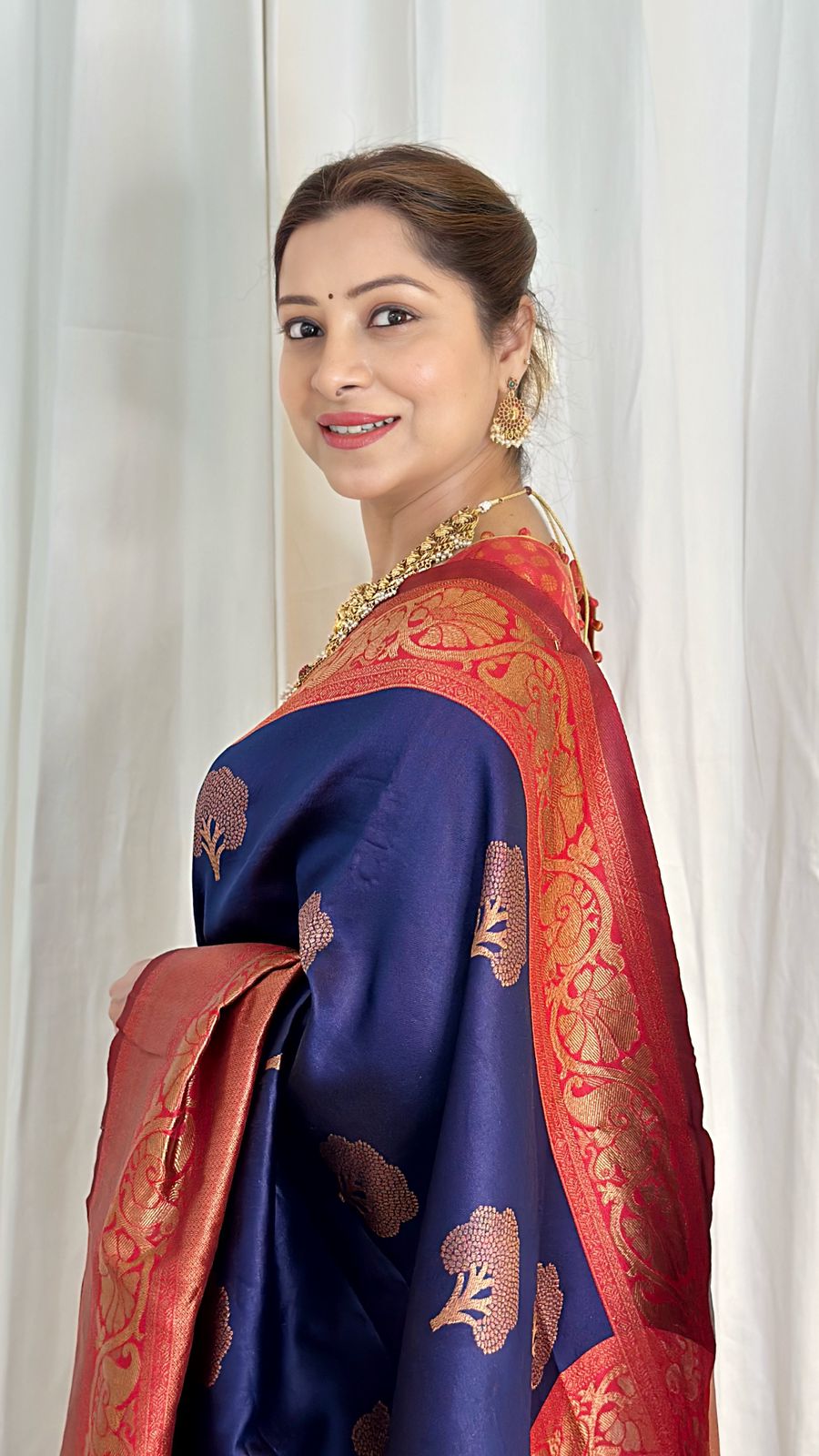 Engaging Navy Blue Soft Silk Saree With Pulsating Blouse Piece