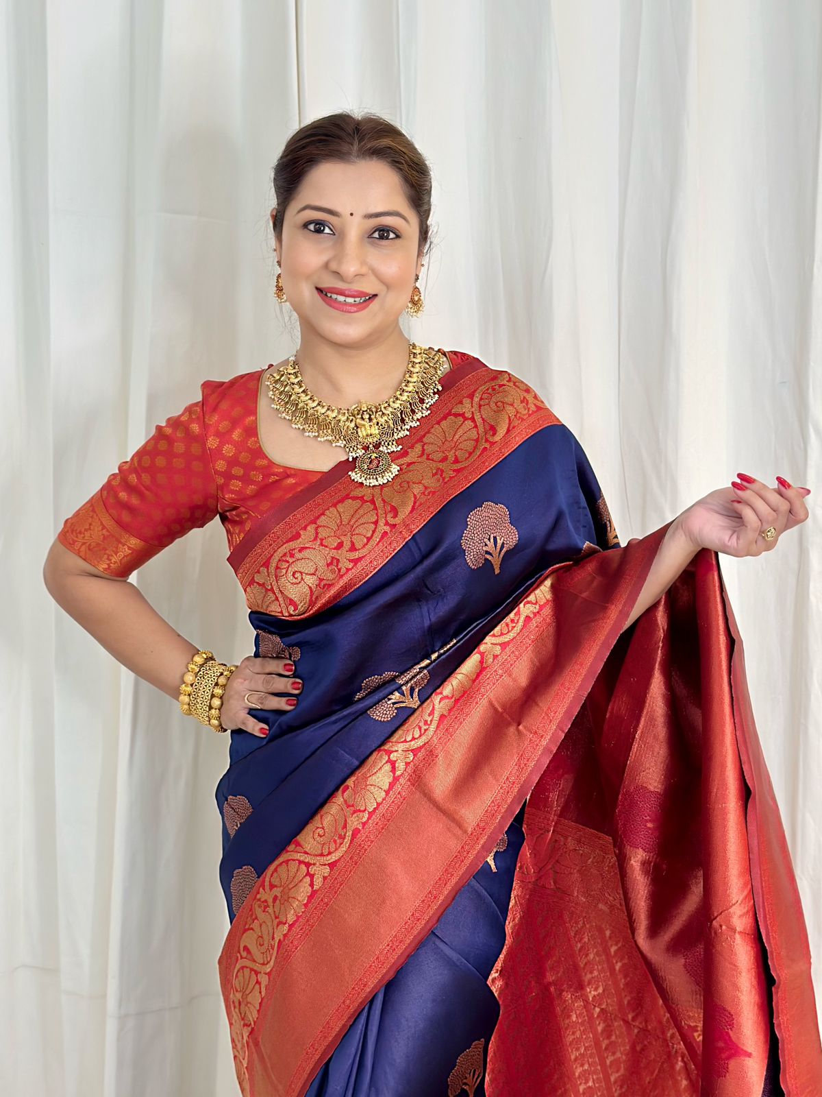 Engaging Navy Blue Soft Silk Saree With Pulsating Blouse Piece