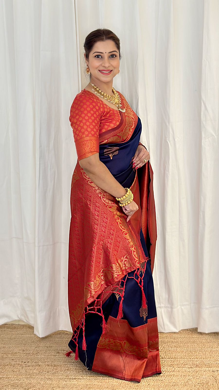 Engaging Navy Blue Soft Silk Saree With Pulsating Blouse Piece