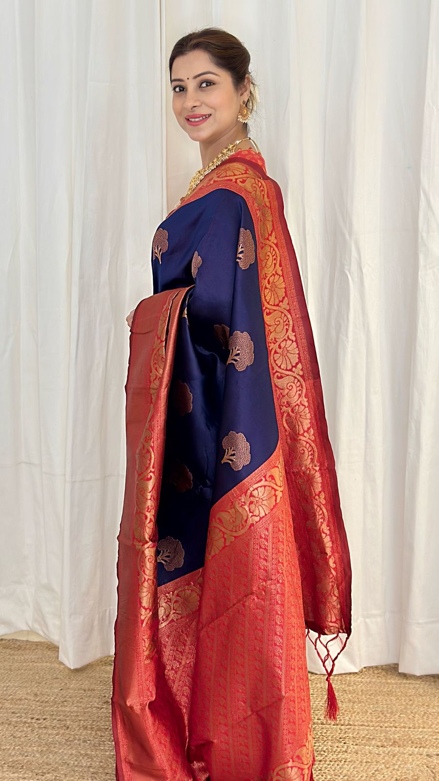 Engaging Navy Blue Soft Silk Saree With Pulsating Blouse Piece