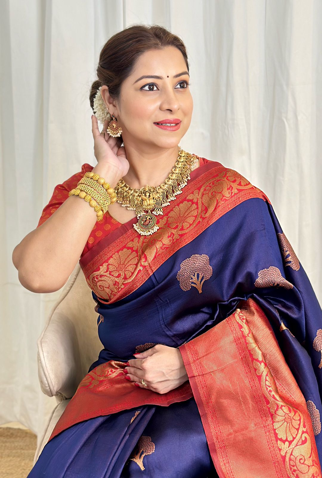 Engaging Navy Blue Soft Silk Saree With Pulsating Blouse Piece