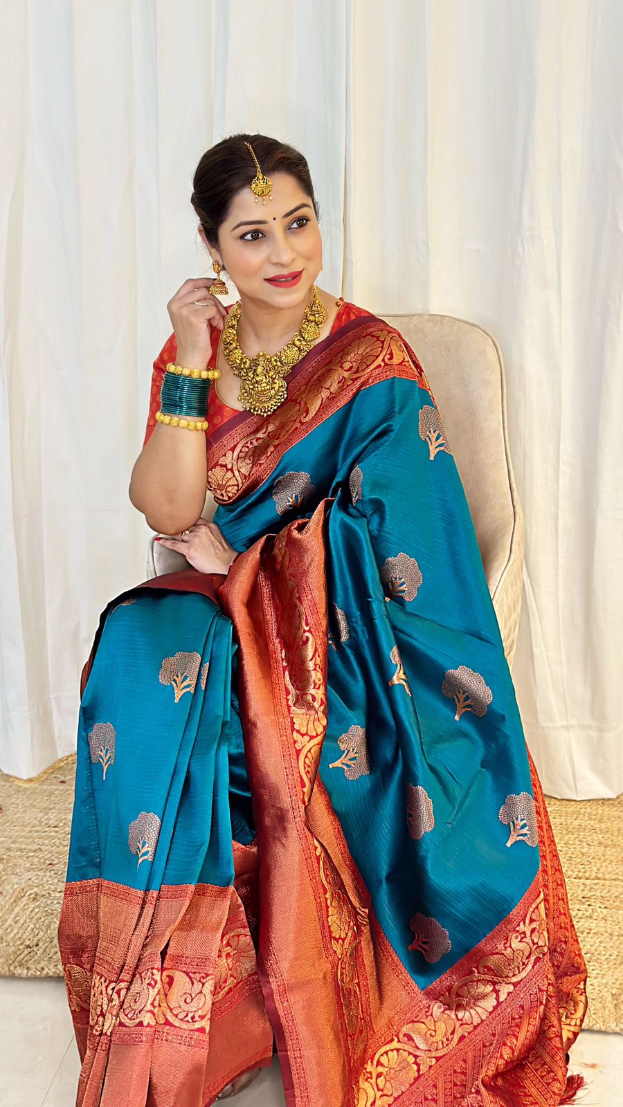 Sumptuous Rama Soft Silk Saree With Redolent Blouse Piece