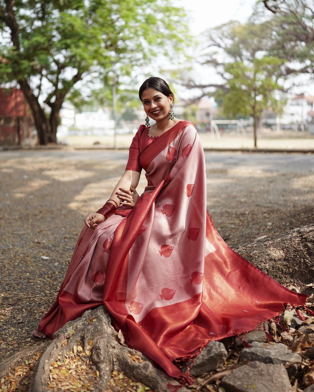 Evocative Pink Soft Silk Saree With Blissful Blouse Piece