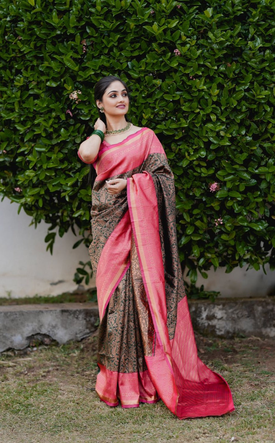 A glam Green Soft Silk Saree With Susurrous Blouse Piece