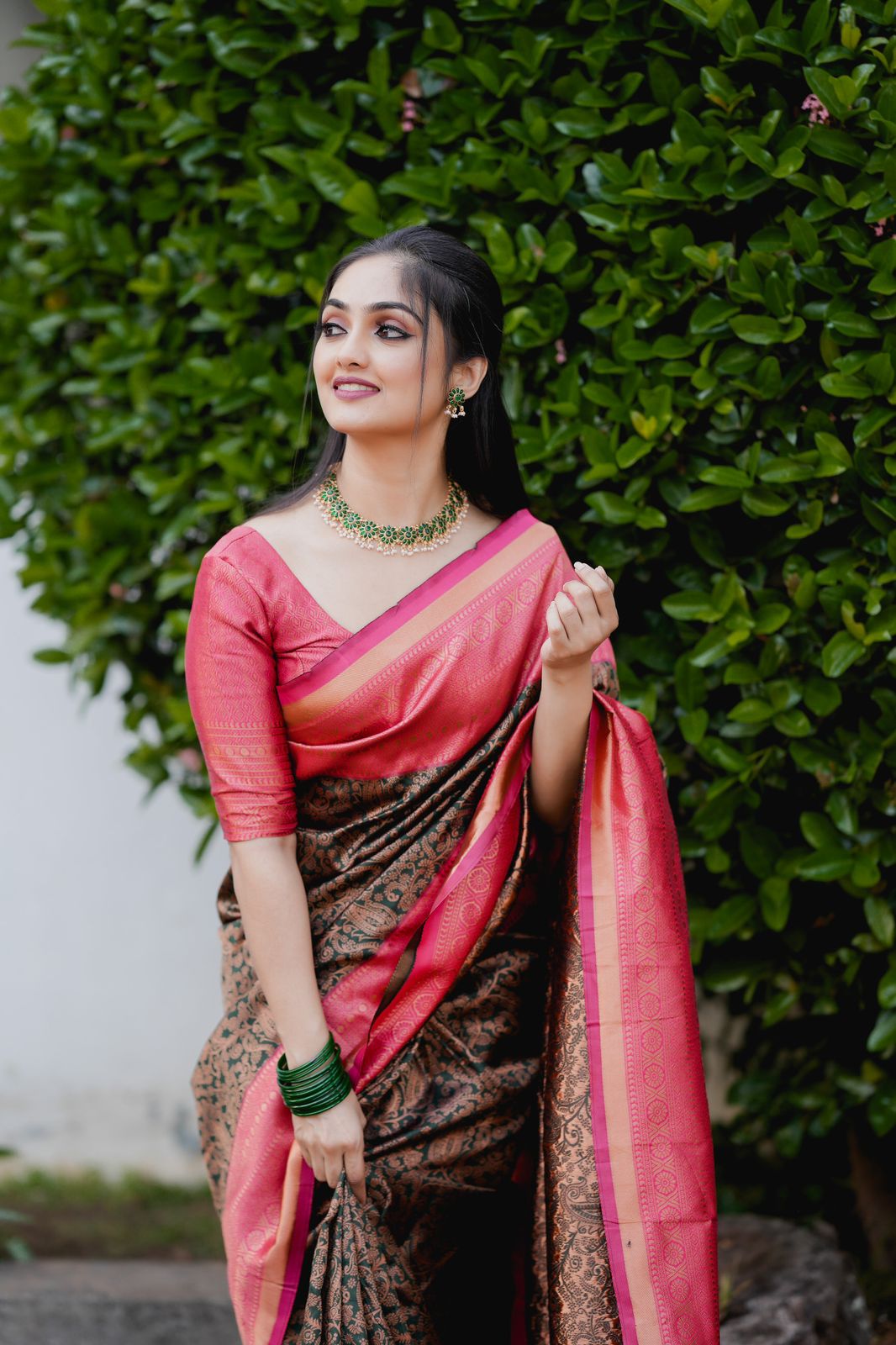 A glam Green Soft Silk Saree With Susurrous Blouse Piece