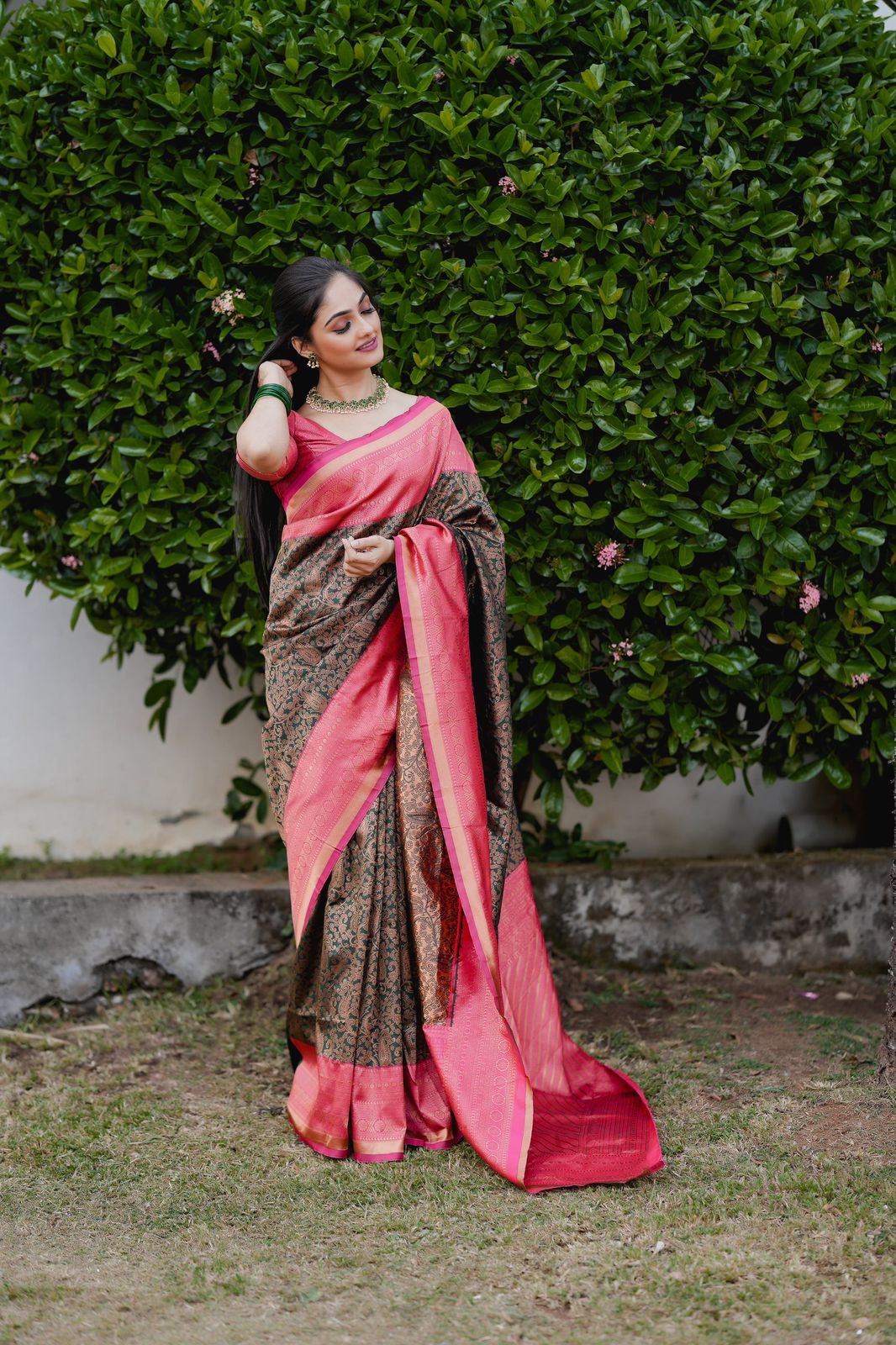 A glam Green Soft Silk Saree With Susurrous Blouse Piece