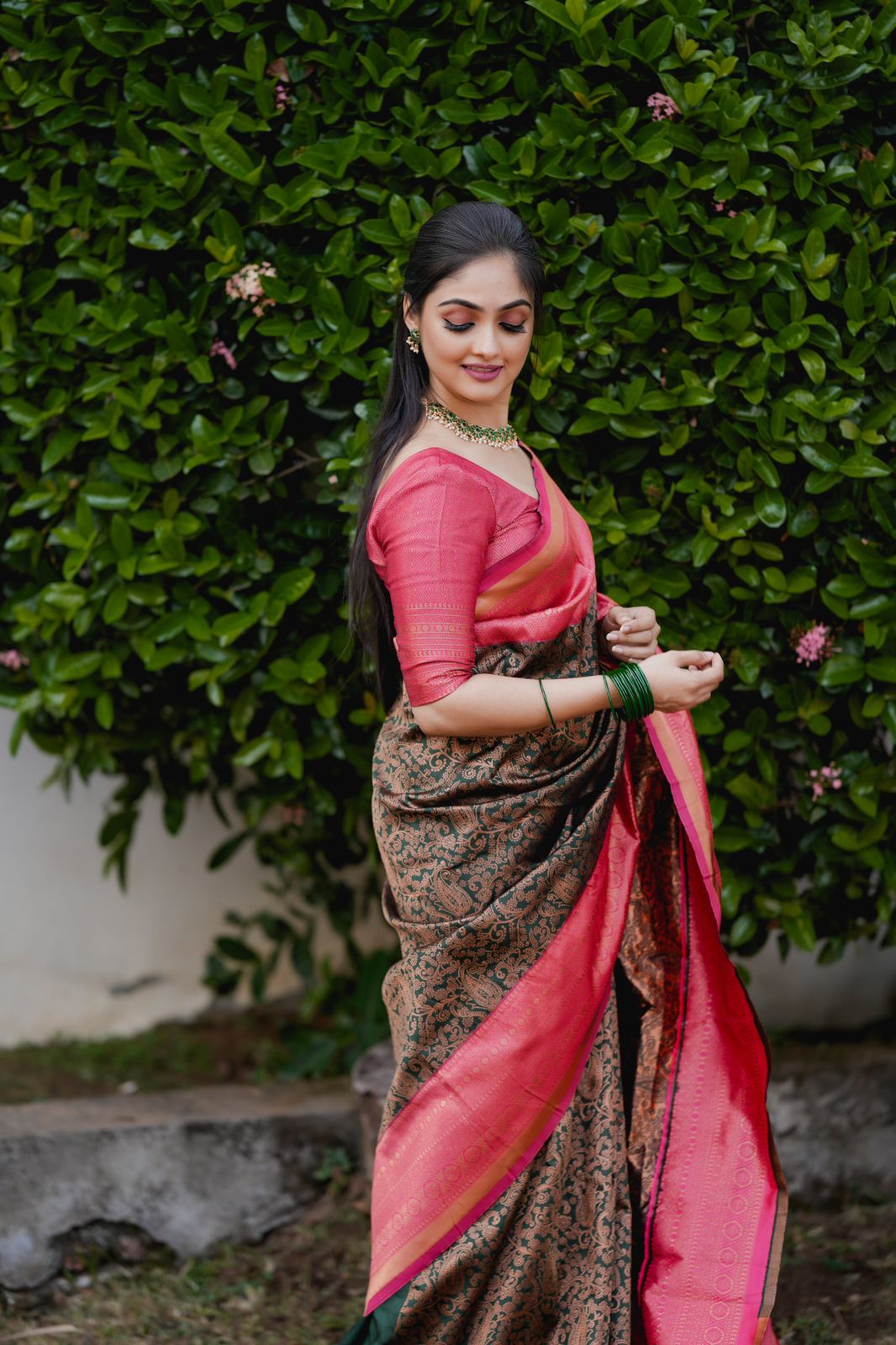 A glam Green Soft Silk Saree With Susurrous Blouse Piece