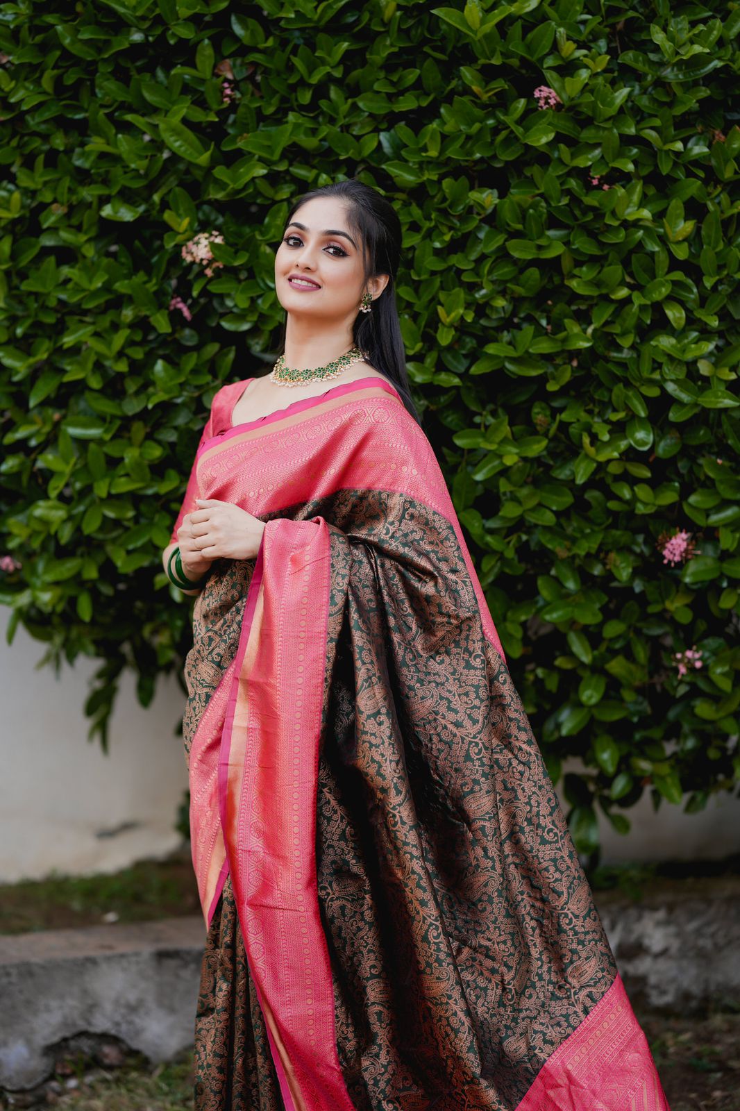 A glam Green Soft Silk Saree With Susurrous Blouse Piece