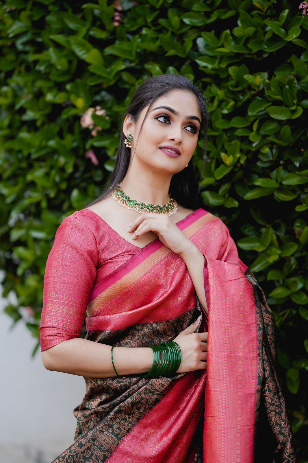 A glam Green Soft Silk Saree With Susurrous Blouse Piece