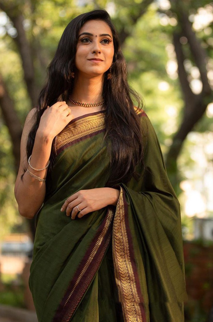 Prominent Green Soft Silk Saree With Delectable Blouse Piece