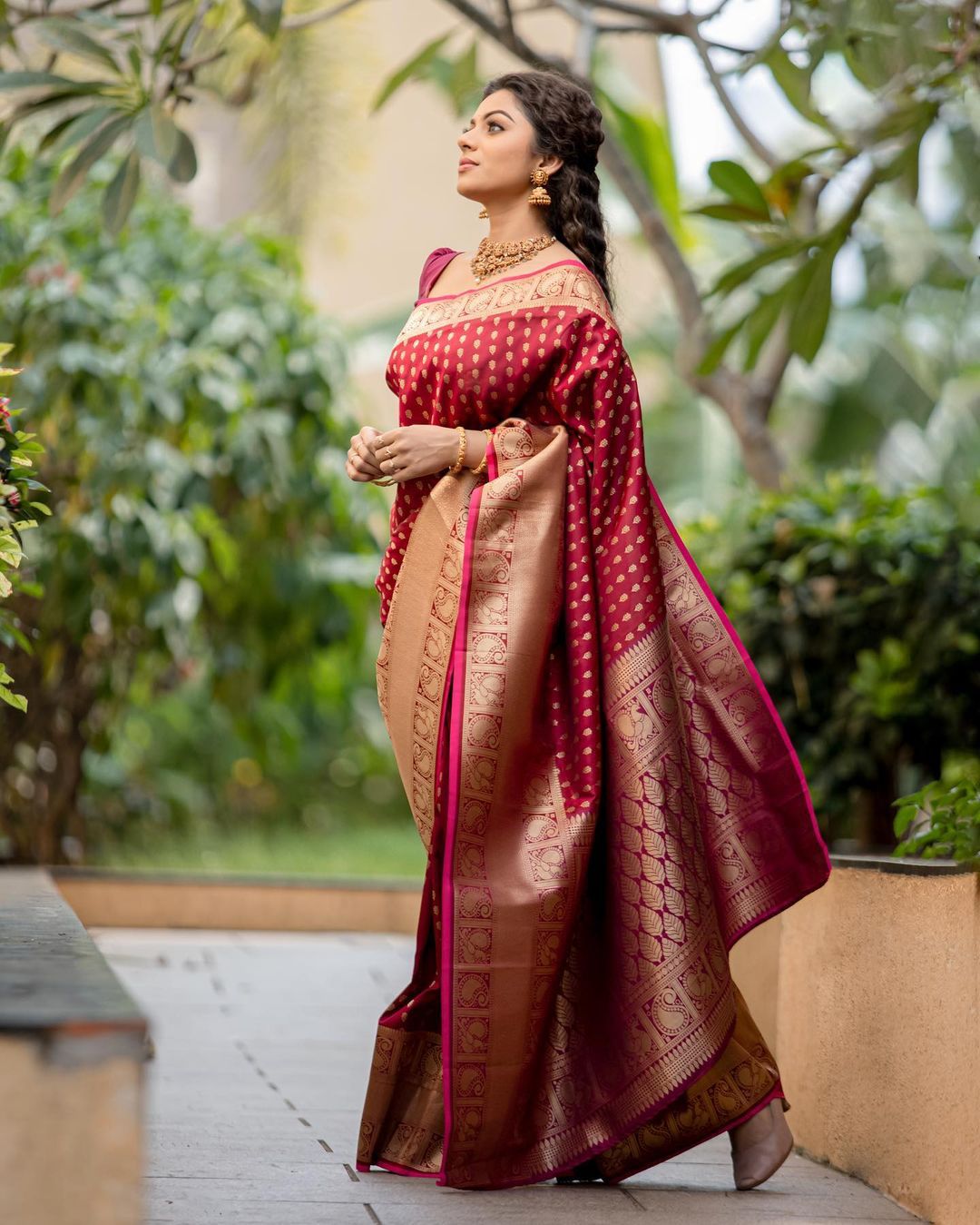 Gratifying Maroon Soft Silk Saree With Pleasurable Blouse Piece