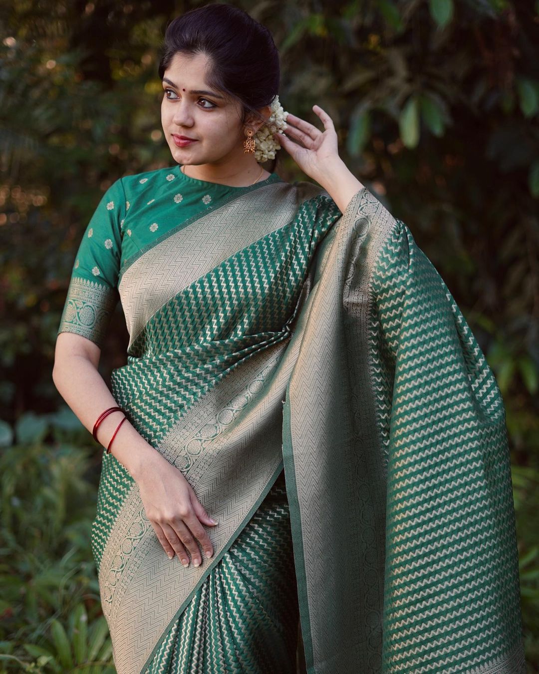 Stylish Green Soft Silk Saree With Flameboyant Blouse Piece