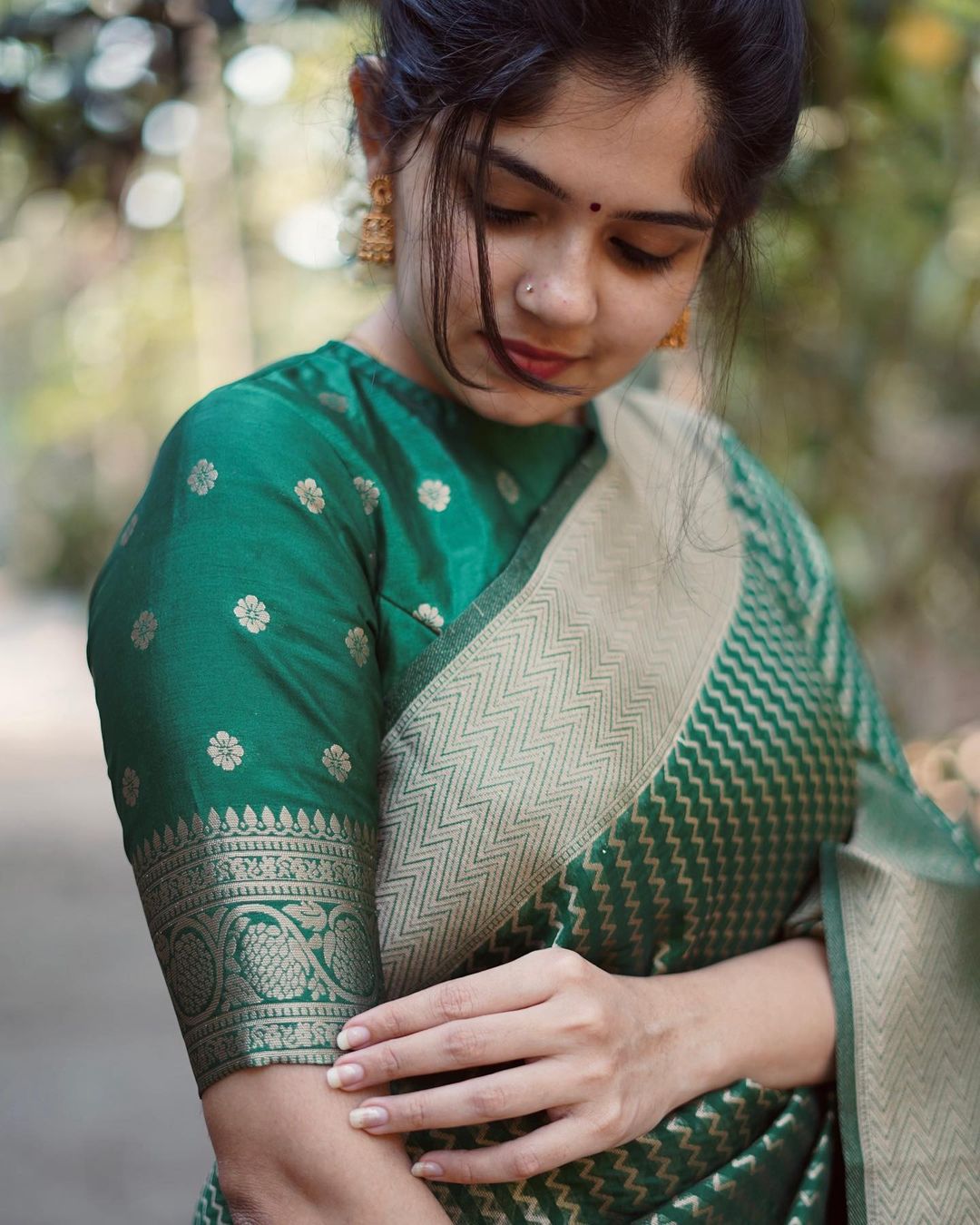 Stylish Green Soft Silk Saree With Flameboyant Blouse Piece