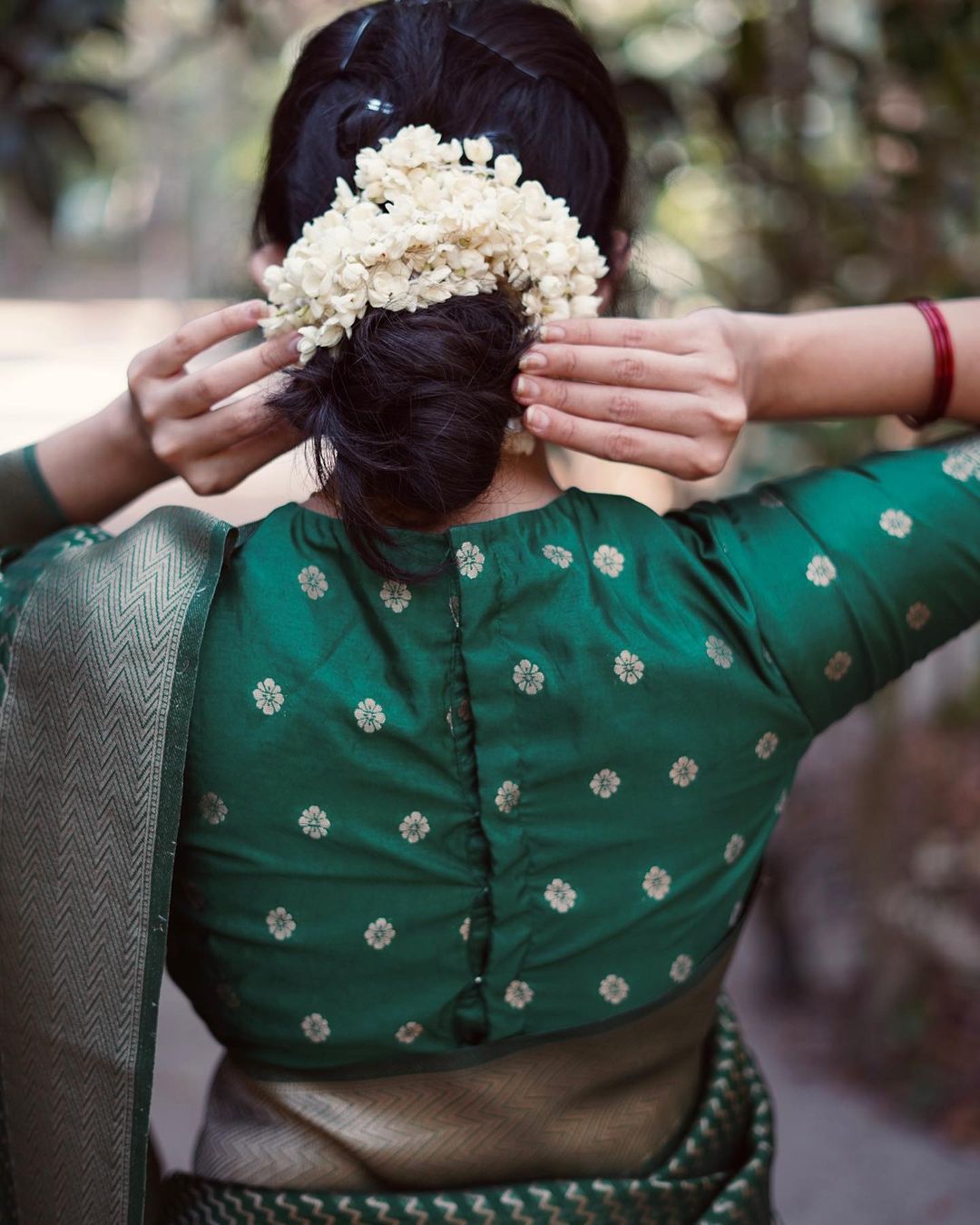 Stylish Green Soft Silk Saree With Flameboyant Blouse Piece