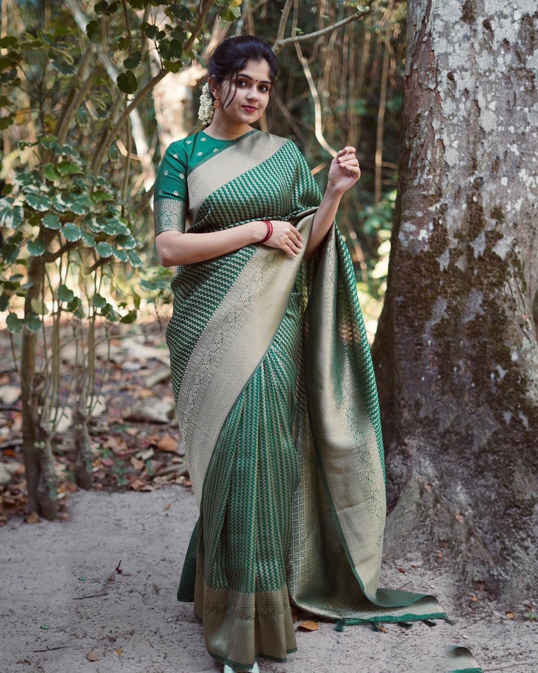 Stylish Green Soft Silk Saree With Flameboyant Blouse Piece