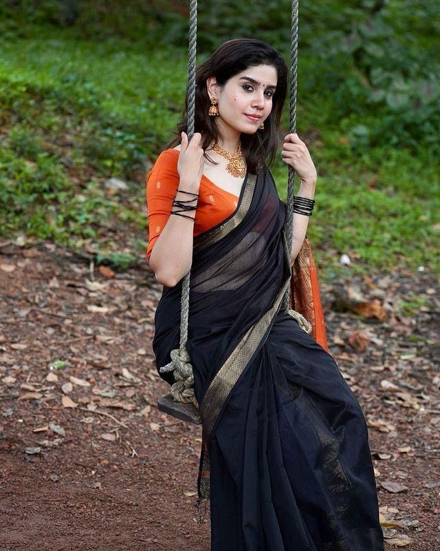 Elision Black Soft Silk Saree With Admirable Blouse Piece