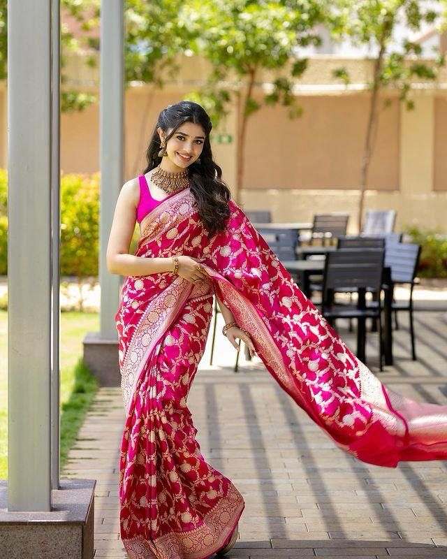 Artistic Dark Pink Soft Silk Saree With Snazzy Blouse Piece