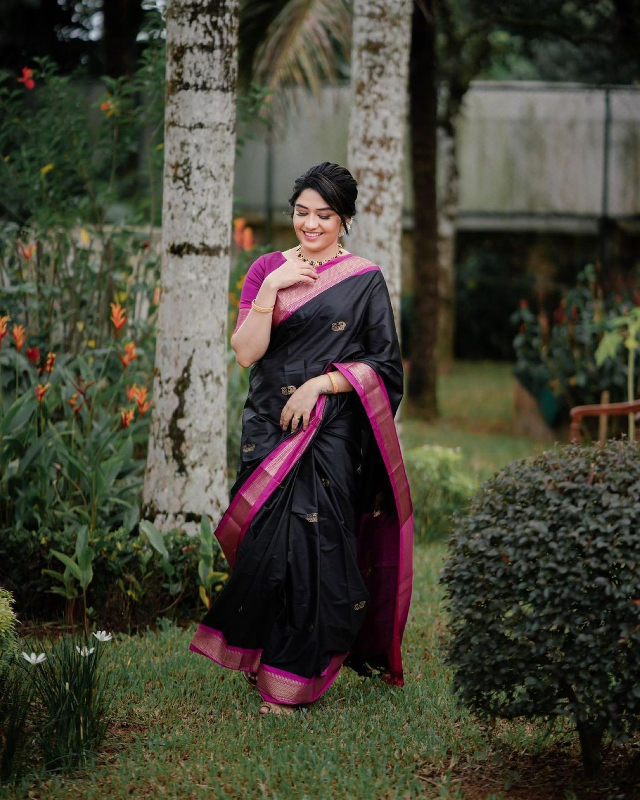 Vestigial Black Soft Silk Saree With Bewitching Blouse Piece