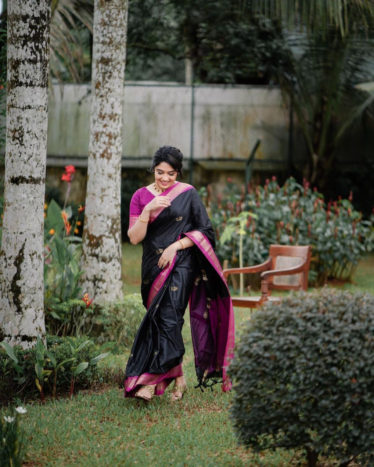 Vestigial Black Soft Silk Saree With Bewitching Blouse Piece