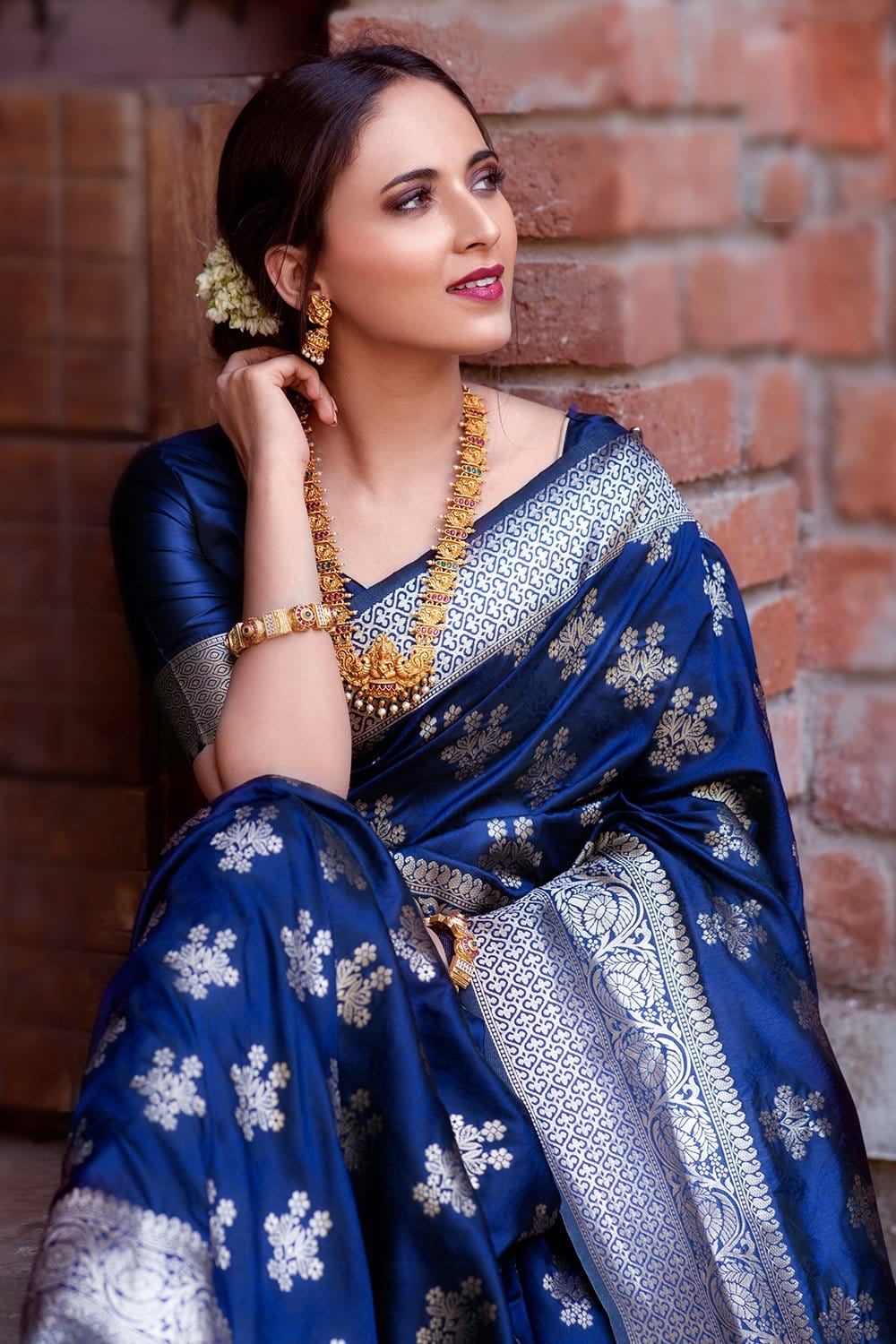 Easy on the eyes Navy Blue Pure Banarasi Silk Saree with Most Stunning Blouse Piece